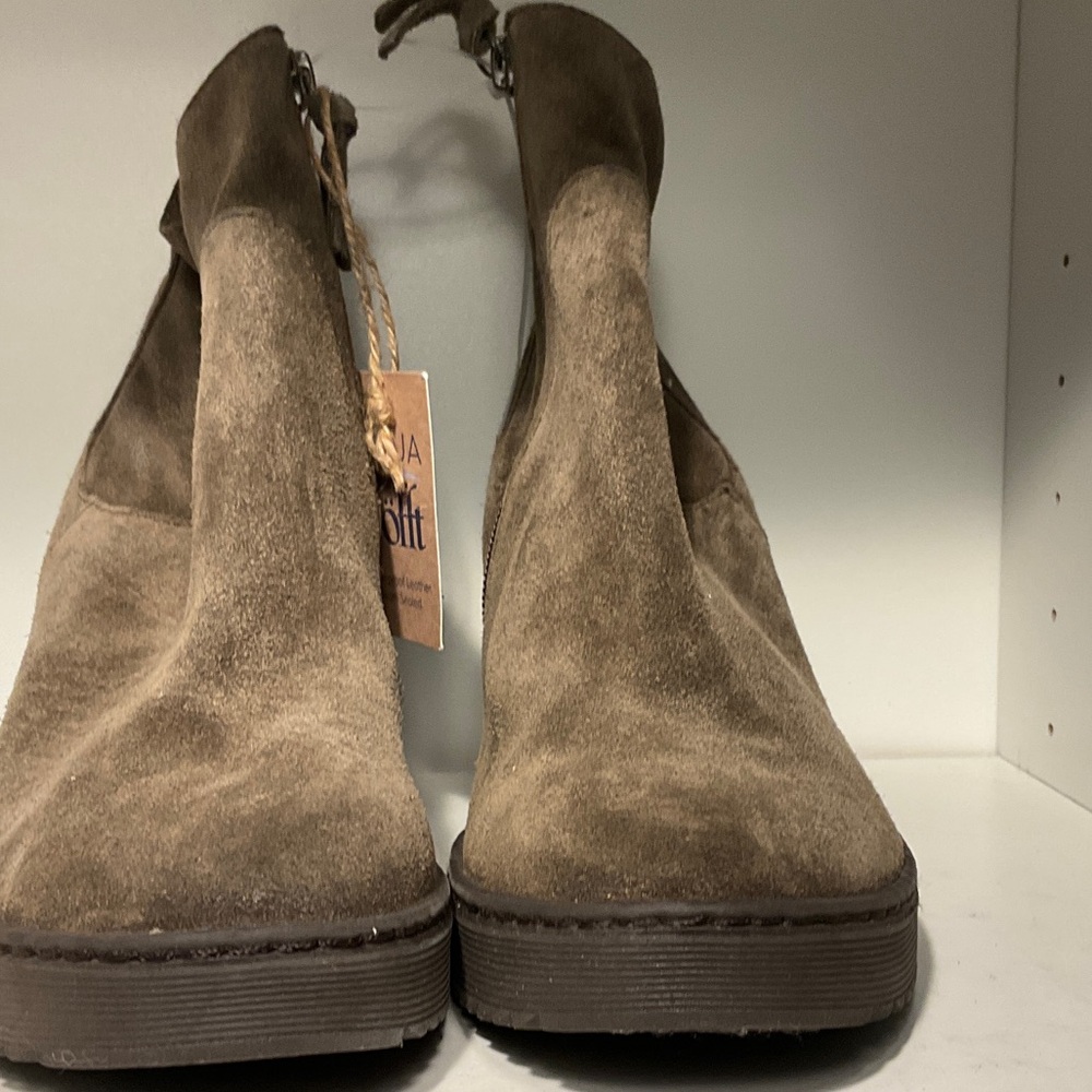 Aqua Sofft Waterproof Suede Wedge Booties – Size 8